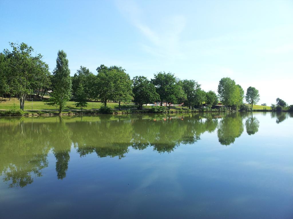 Lac De Cancon Bagian luar foto